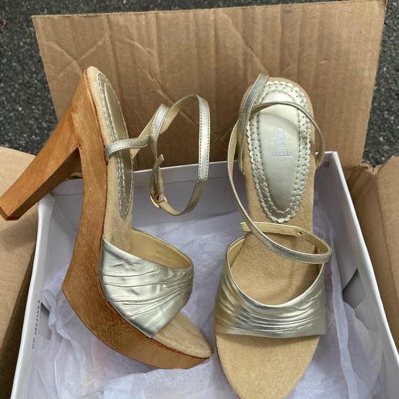 Gold shoes with a 5 in heel and a 1 in platform - Picture 4 of 6